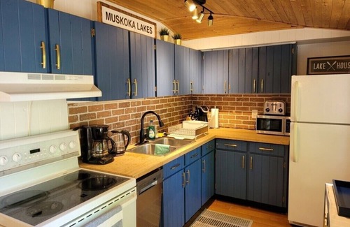Bala Cottage | Charming Lakefront Bala Cottage