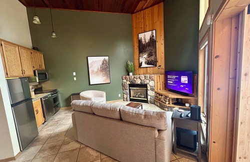 Two Harbors Condo | Charming Lakehome Central to Superior's North Shore Attractions 2 Bed/1 Bath