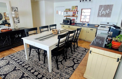 Ely Cottage | Charming lakeshore cottage in Ely. The perfect family or couples getaway.