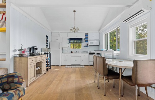 Sparta Cottage | Charming lakeside 2-bedroom lakeside cottage with AC, WiFi in welcoming Sparta