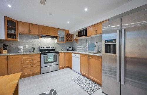 Guelph House | Charming legal one bedroom unit on a quiet street