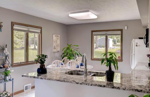 Lewiston Apartment | Charming Lewiston Apt 10 Miles to Niagara Falls!