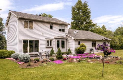 Lewiston Apartment | Charming Lewiston Apt 10 Miles to Niagara Falls!