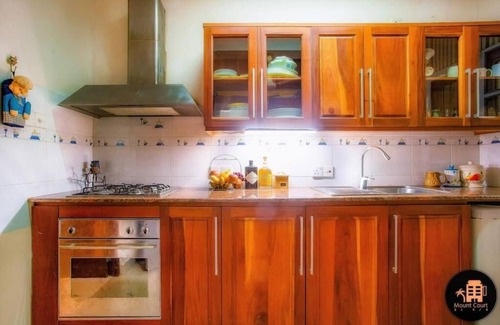 Mount Lavinia Apartment | Charming 3-Bedroom Apartment on the Beach-side with AC and WiFi in Mount Lavinia