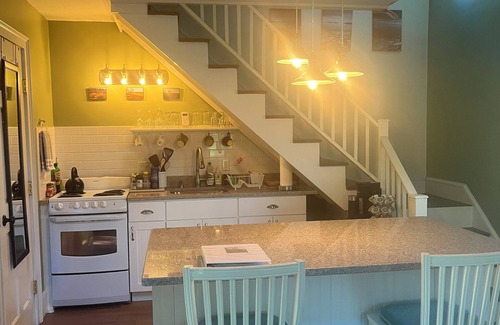Germantown Cottage | Charming loft cottage in tranquil Germantown with WiFi, AC