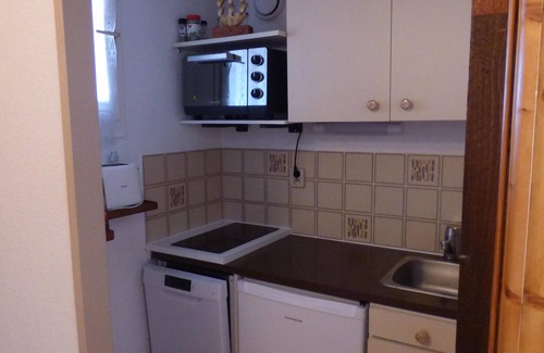 La Nartelle Apartment | Charming mazet, terrace, 300 m from the beach, right on the water.sleeps 4