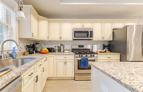Worcester House | Charming Modern 3-bdrm house. Stroll to Lake Quinsigamond in Worcester