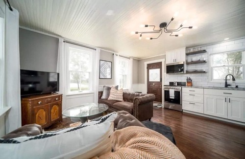 Pella House | Charming, modern and cozy HISTORIC DUTCH retreat on the bike path