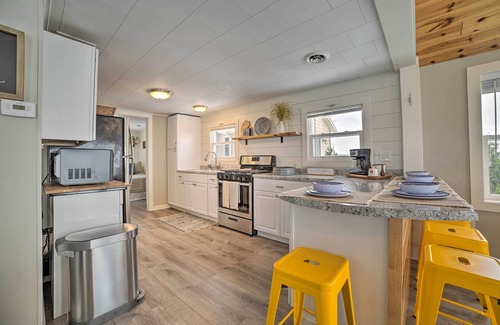Prudenville Cottage | Charming Modern Cottage on Houghton Lake!