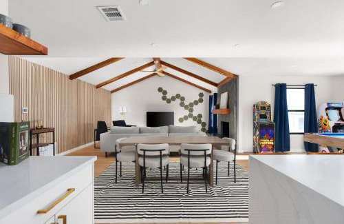 West Oak Hill House | Charming Modern Retreat in the Heart of Austin