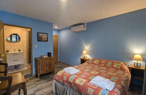 Rehaupal Bed & Breakfast | Charming Myosotis Room with Garden and DVD