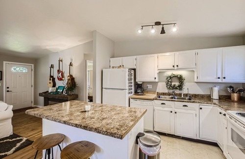 Niwot House | Charming Niwot Home -Walk to Downtown -Sauna/Firepit/Fenced Yard