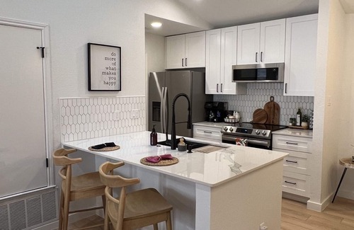 East Oak Hill House | Charming Oak Hill Bungalow/Family Friendly - Quiet Neighborhood