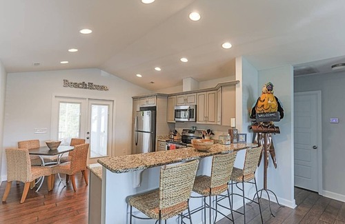 Tranquil Harbour House | Charming Oak Island Cottage - Close to Everything!