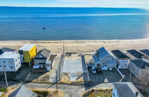 Old Lyme House | Charming Old Lyme Cottage, Steps to Private Beach!