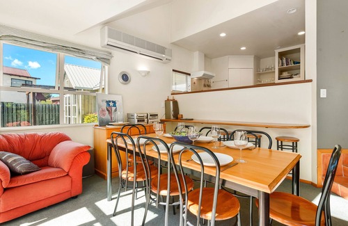 Wanaka Cottage | Charming on Cherry - Wanaka Holiday Home