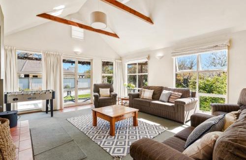 Wanaka House | Charming on Cherry - Wanaka Holiday Home