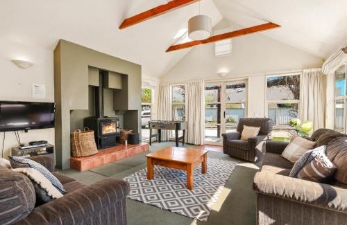 Wanaka House | Charming on Cherry - Wanaka Holiday Home