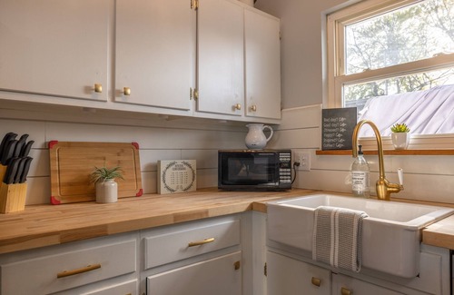 St. Charles House | Charming open 4bd and screen-in porch! Sleeps 10!