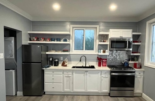 Winding Bay Cottage | Charming private cottage with WiFi and AC in beautiful Whale Point