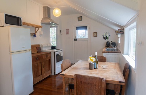 Carterton Cottage | Charming, peaceful country cottage - close to shops etc