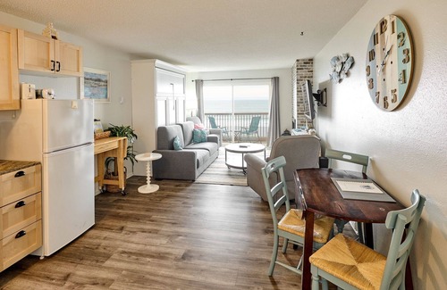 Lincoln City Condo | Charming, pet-friendly condo with pool/hot tub access, and great ocean views is "Shore To Please"