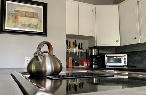 Canoe House | Charming pet friendly 2-bedroom family home in Canoe with WiFi and AC 🏳️🌈🏳️⚧️🇺🇦☮️