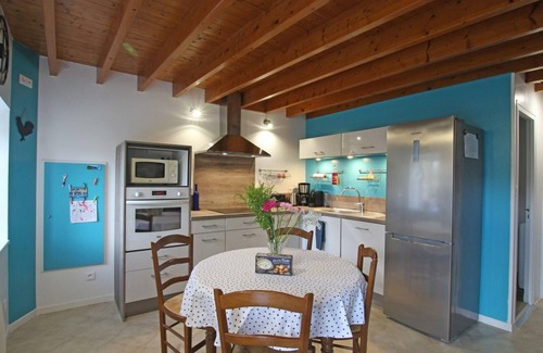 Grosville Cottage | Charming Pet-Friendly Cottage with Garden, BBQ, Wi-Fi, Near Coast
