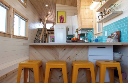 Anthem Cabin | Charming Phoenix Tiny Home-4 Beds, Full Kitchen, Wifi, AC, Grill, Pool & Hot Tub