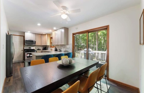East Stroudsburg House | Charming Poconos retreat with hot tub & fireplace