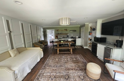 Warrenton Apartment | Charming Presidential Suite with full kitchen - The Inn at Black Horse Manor