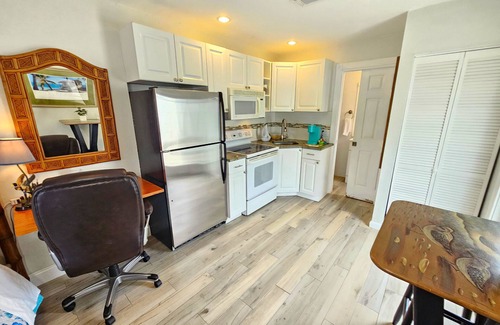Florida North Atlantic Coast House | Charming PRIVATE Suite HEATED Pool. Full Kitchen & Bath. 5min:Beach,Stadium,PGA