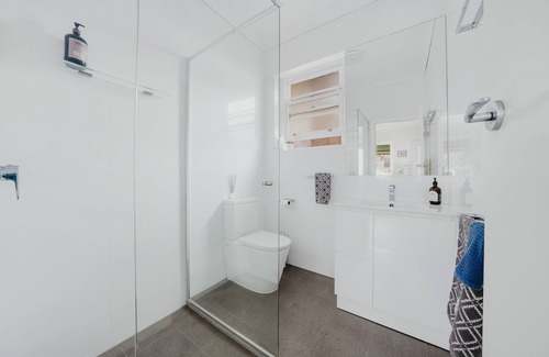 Erindale House | Charming Private Guest House with Pool & Parkingn