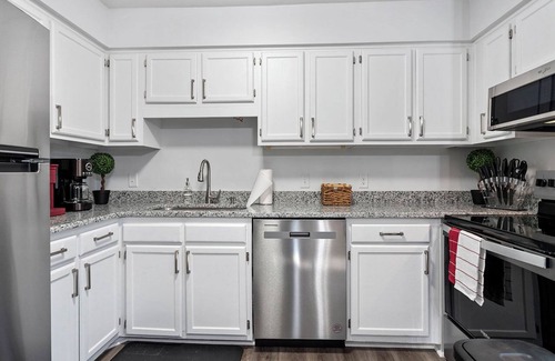 Brookhaven House | Charming Private Oasis - close to airport, mall, and downtown.