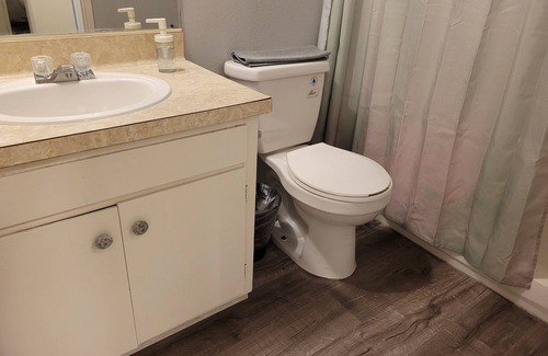 Pico - Robertson Apartment | Charming Queen Bed Unit in lovely Beverly Hills with WiFi, AC