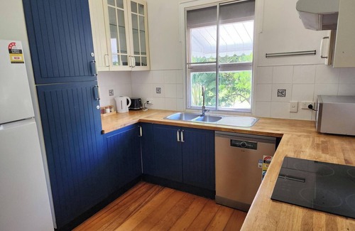 Beachmere House | Charming Queenslander in Beachmere: WiFi, A/C, Netflix, Kayo, Sleeps up to 10.
