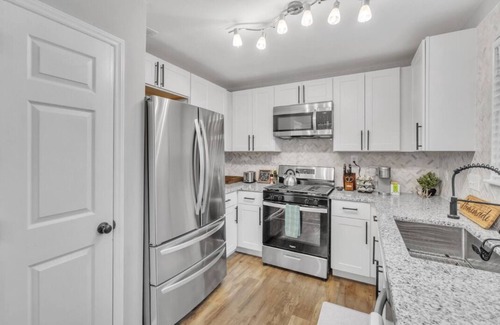 Charlotte House | Charming Quiet Escape - 10-15 mins from Charlotte's hot spots!