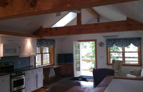 Kittery Cottage | Charming, quiet waterfront cottage with WiFi, parking, on island by Portsmouth