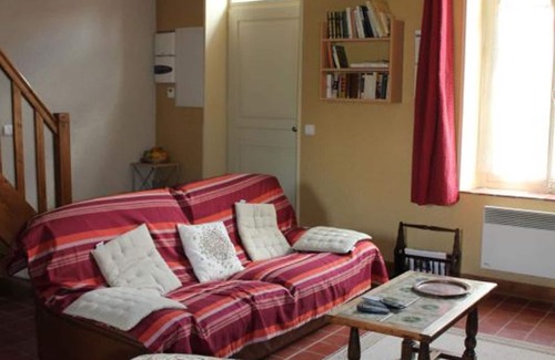 Neung-sur-Beuvron Cottage | Charming Renovated House with Spacious Garden near Château de Chambord and Beauval Zoo