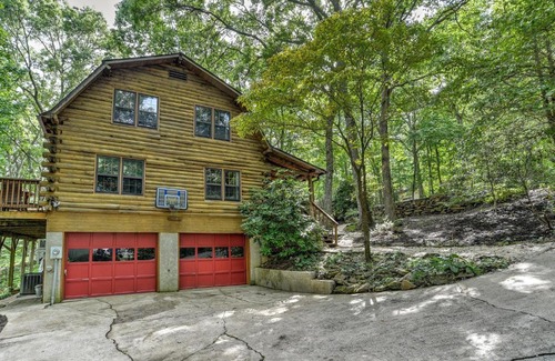 Royal Pines House | Charming Renovated Cabin with Fireplace