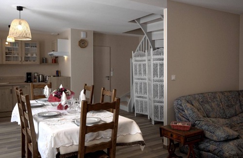 Montagney Cottage | Charming renovated cottage with terrace in park