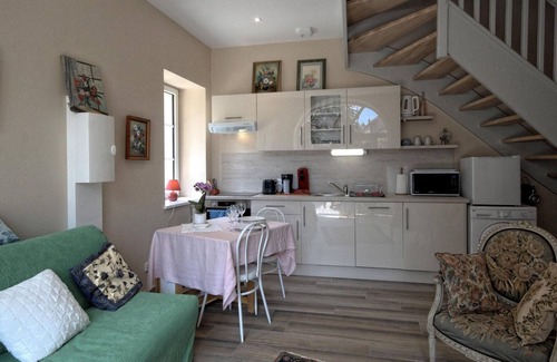 Montagney Cottage | Charming renovated cottage with terrace and private parking in park, pet friendly