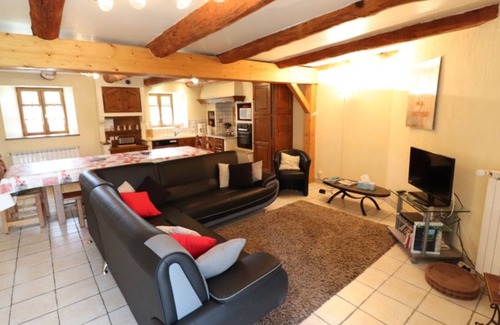 Villedieu Cottage | Charming Renovated Farmhouse, Close to Saint-Flour, Sleeps 9, with Garden & Terrace