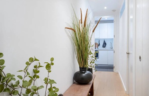 Camberwell Green Apartment | Charming retreat near top attractions. Family-friendly, spacious, and modern.