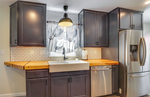 Fry's Spring Cottage | Charming Retreat in Charlottesville w/Deck!