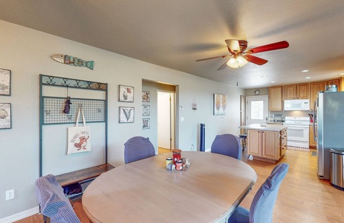Payson House | Charming Retreat with Panoramic Views, Private Washer/Dryer & Free Internet