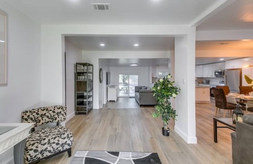 Valdosta House | Charming Retreat with a Fully Equipped Kitchen, Deck, and Easy Access to Parks