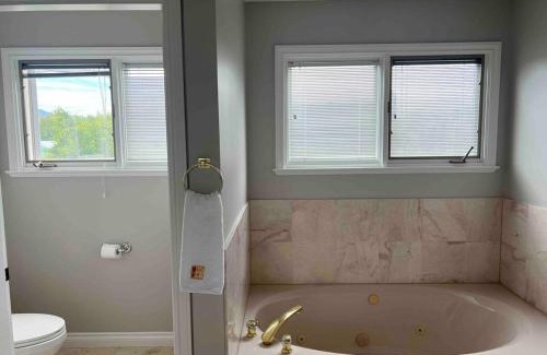Dunbar Villa | Charming Riverside Villa - Golf - Airport - UBC