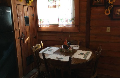 Frenchburg House | Charming rustic cottage in a beautiful wooded area