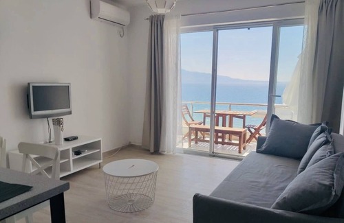 Aliko Apartment | Charming Seafront Appartment